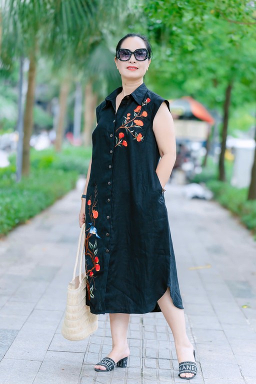 Váy suông thêu hoa cài cúc