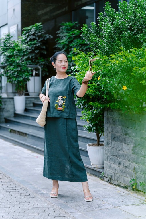 Bộ áo và váy thêu cô gái