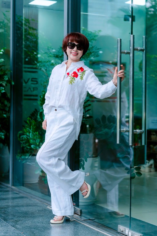 Bộ áo sơ mi dài tay thêu hoa và quần