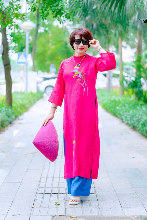 Bộ áo dài thêu hoa cỏ