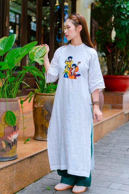 Bộ áo dài thêu nhạc công