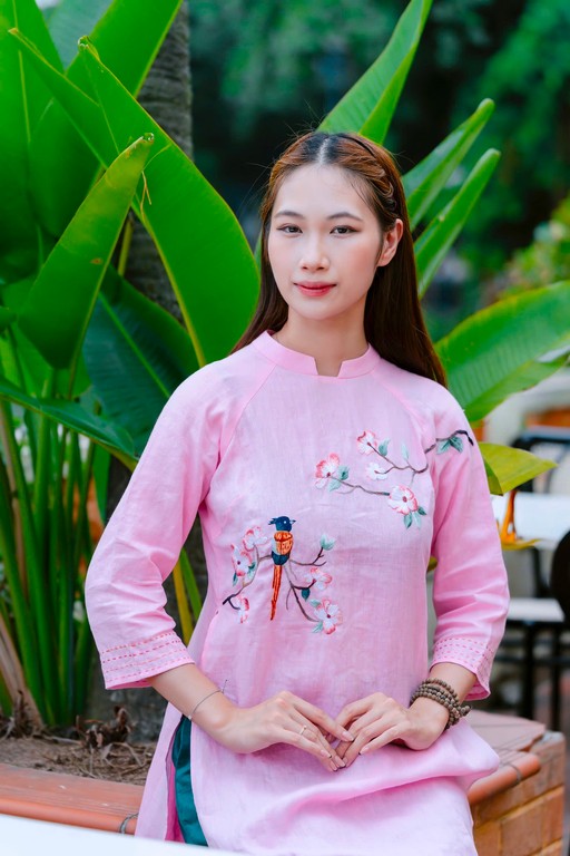 Bộ áo dài thêu hoa và chim