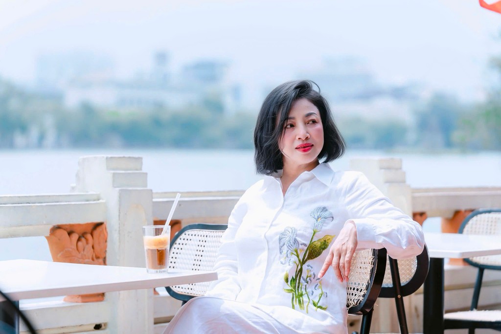 Bộ áo và quần thêu hoa