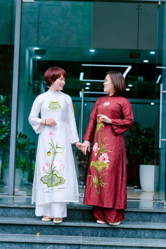 Bộ áo dài pháp phục thêu hoa sen